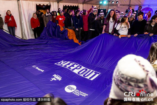 英国伦敦制作世界最大睡袋 长20米可同时容纳100人(高清组图)