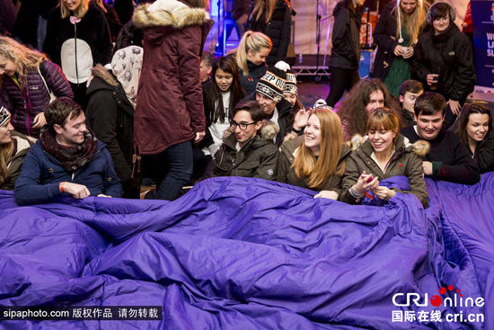 英国伦敦制作世界最大睡袋 长20米可同时容纳100人(高清组图)