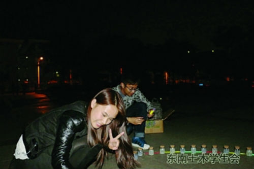 大学生速配1周情侣 寂寞男女对着玻璃KISS