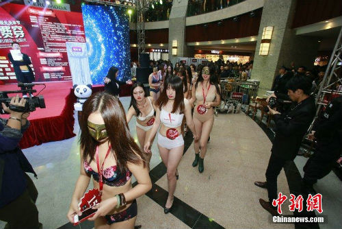 为迎双11商场举办脱光免单大赛 