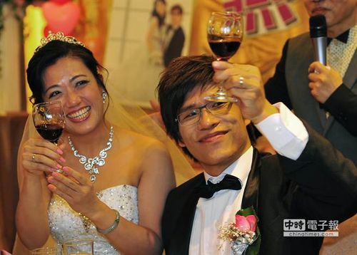 台湾连体弟迎娶美娇娘 38年前兄弟成功分割