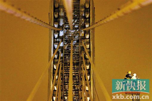 爬桥男饿三天近极限 恐晕倒跌落