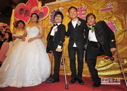 台湾连体弟迎娶美娇娘 38年前兄弟成功分割
