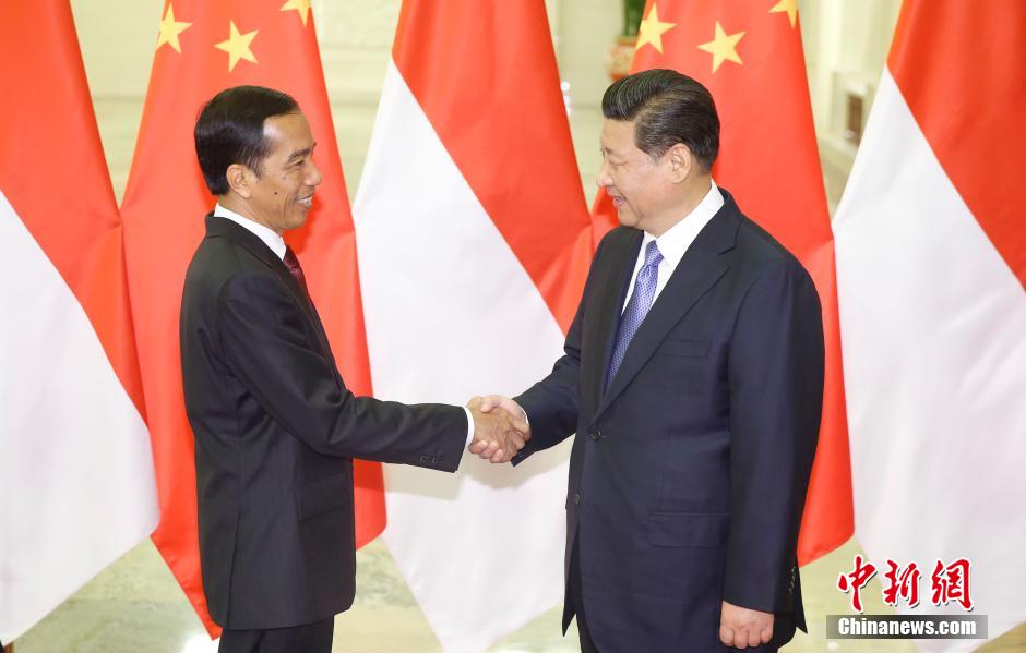 习近平会见香港特别行政区行政长官梁振英