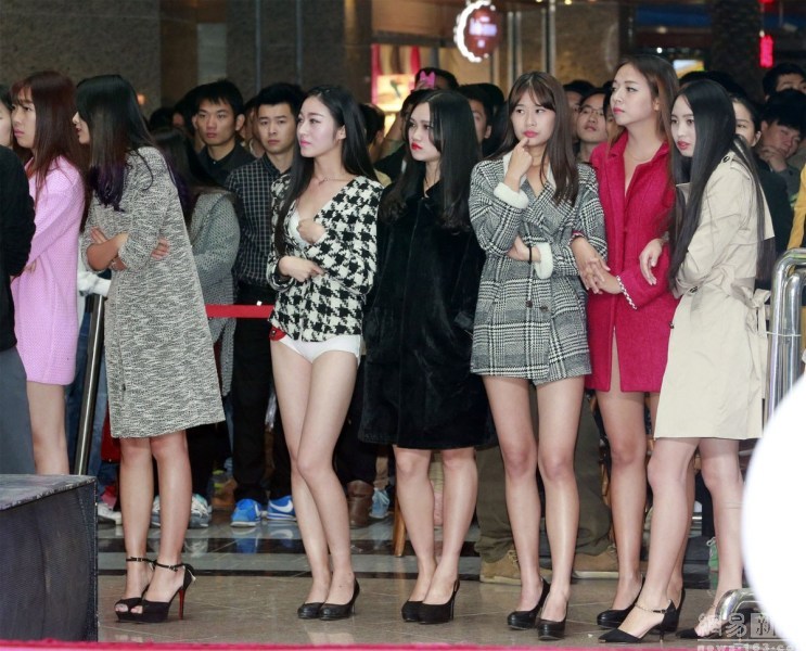 脱光免单引围观 只穿内衣店内购物可获免单奖励