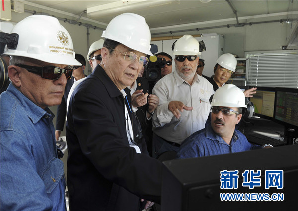 11月8日，正在约旦进行正式友好访问的全国政协主席俞正声在安曼参观阿拉伯钾肥公司。这是俞正声在采盐船上仔细询问开采情况。 新华社记者 张铎 摄