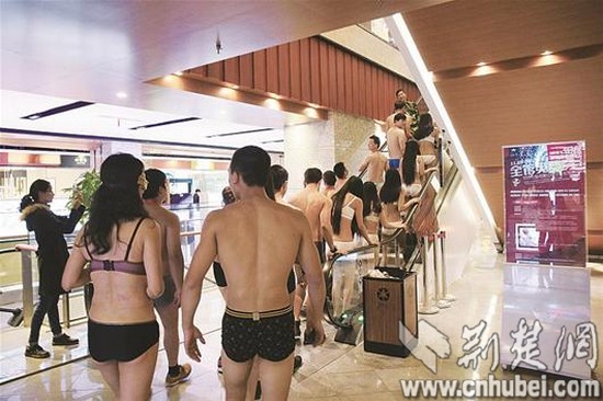 脱光免单”式低俗促销令谁羞 最终有100人获得免单