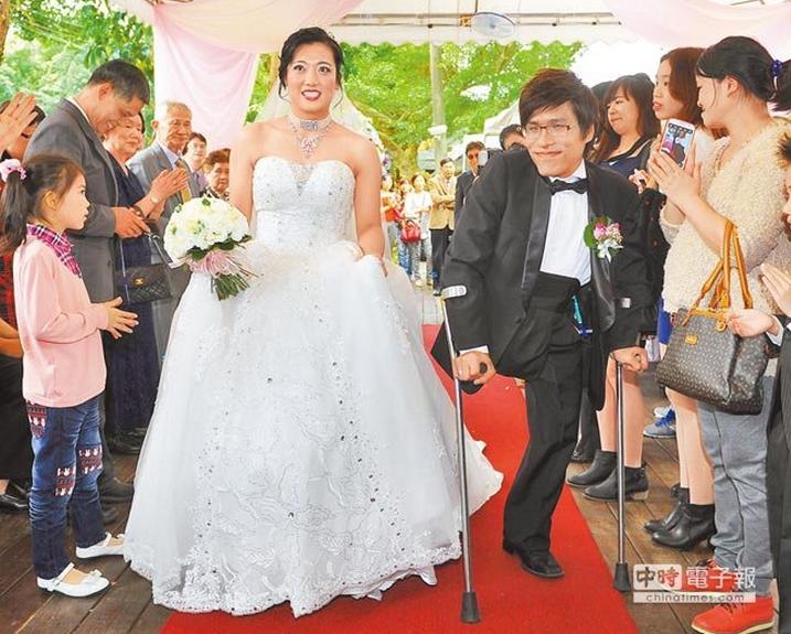 台湾连体弟农场举行婚礼 为亚洲首例连体婴分离