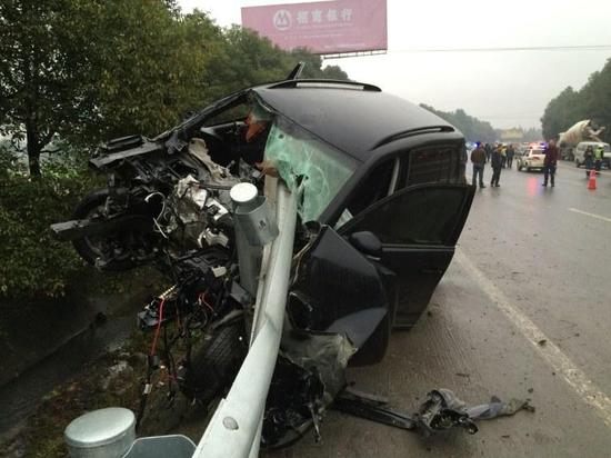 四川越野车 撞伤老人后逃逸又撞死一家四口