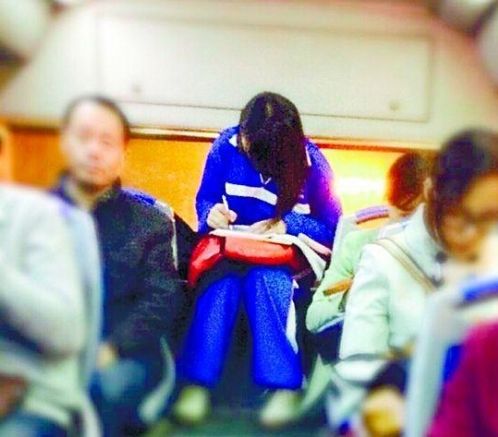 美女公交做作业 网友：这一定是个学霸！