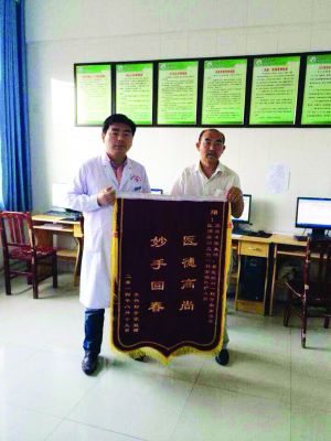史明的微信朋友圈里，多是记录与工作相关的事情，其中一条是：8月22日，靖边当地一名患者给他送来锦旗，他配了5个字—“辛苦的回报”