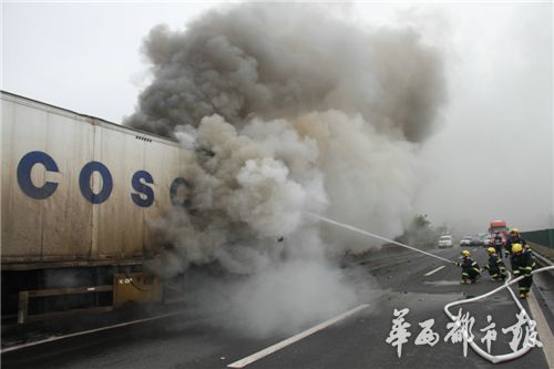 货车载28吨新鲜毛肚起火 5吨被烧熟(图)