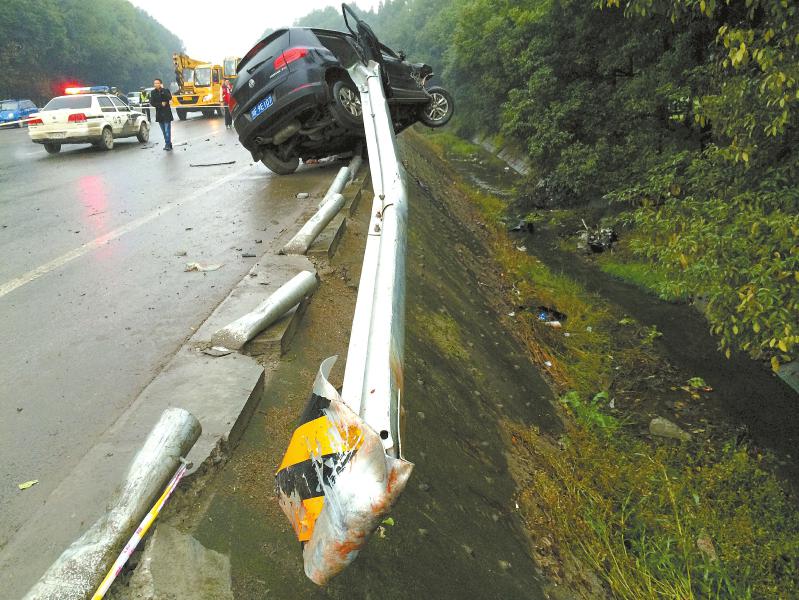 四川越野车撞人致4人死亡 司机称错把油门当刹车