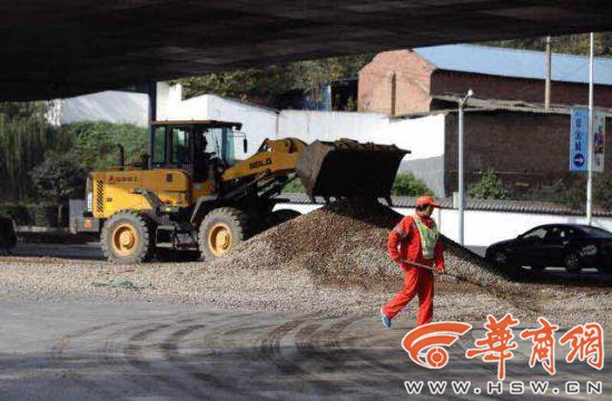 砂石车为躲避渣土车侧翻 长鸣路交通受影响