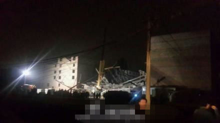 郑州一在建七层楼坍塌 现16人被困已有4人被救出