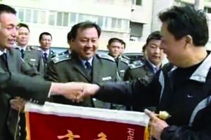 当年火灾中获救者的家属给城管中队送来锦旗