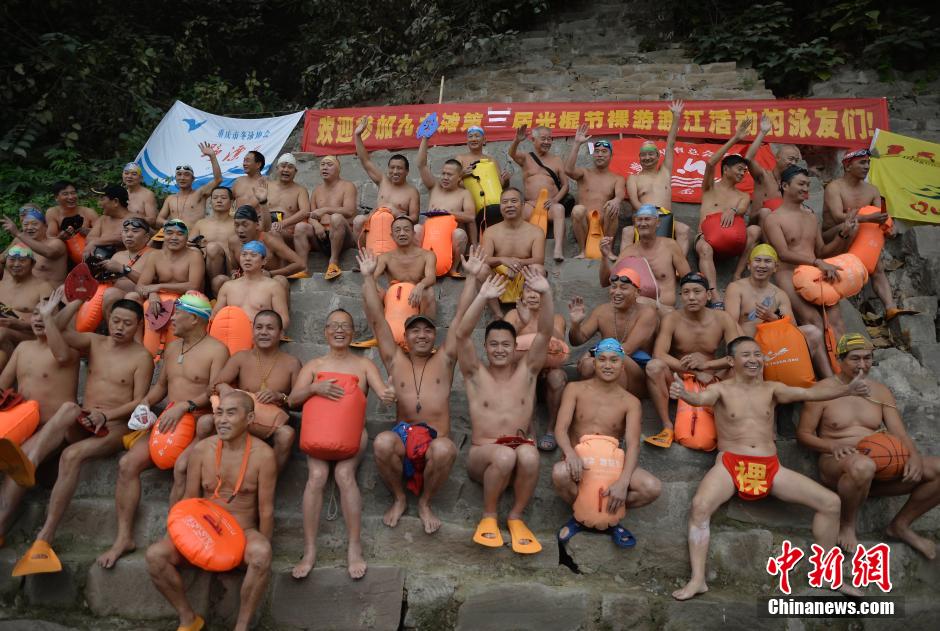 民间百人渡江运动：百余重庆冬泳爱好者裸渡长江 