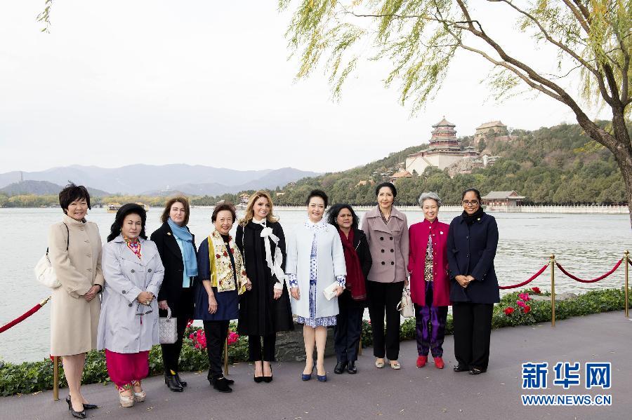 彭丽媛同APEC领导人夫人游颐和园 共赏宫廷舞