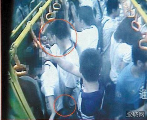 公交车咸猪手抠女孩下体 女孩默不作声助长色狼气焰