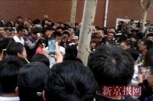大学生表白被开除引争议 当事男生称并不后悔