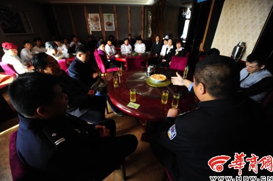 市民体验当社区民警 感叹警察工作很辛苦
