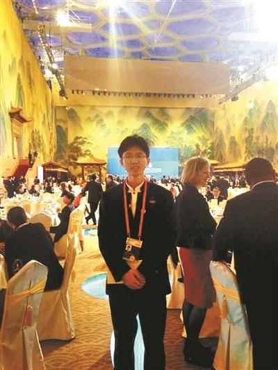 大学生获邀享受国宴 宴会现场帮助外宾翻译