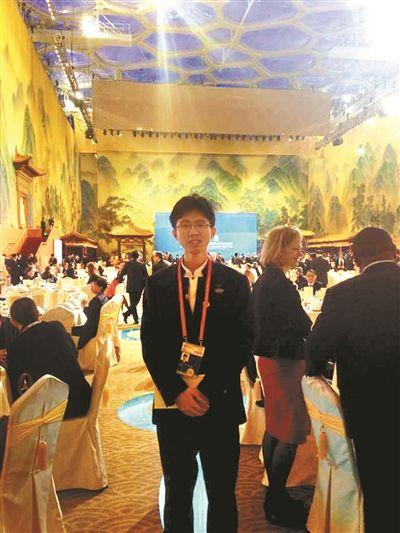 APEC大学生获邀享受国宴 被同学戏称“国宴哥”