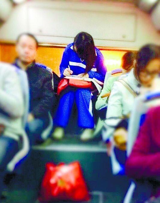 美女公交做作业 环境不能阻止学霸学习的热情