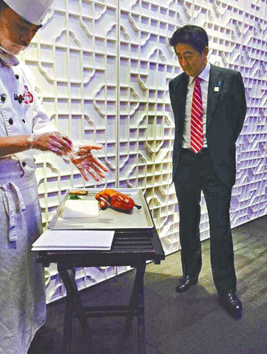 日本首相安倍现身北京大董烤鸭店 站着看师傅片皮