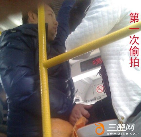 实拍武汉公交车咸猪手 一遍摸女孩腿一边装看风景