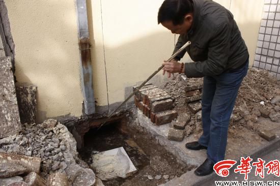 宝鸡一居民楼下污水溢进热力井 维修无方