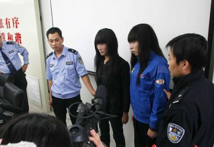 男扮女装打工20年吓呆老板 竟是吸毒“瘾君子”