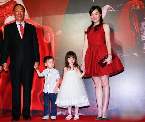 64岁郭台铭再当爸 年轻妻子曾馨莹今产下第三胎
