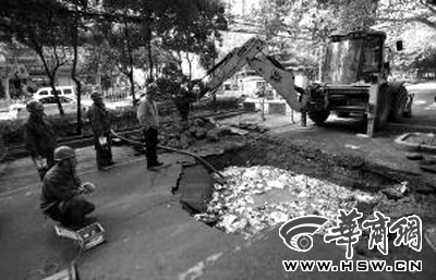 兴庆公园北门附近水管爆裂 路面塌陷成坑水漫千米