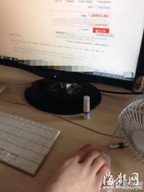 网购第一脚：夫妻双11抢网络 丈夫手被绑靠脚血拼两万