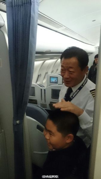 最美机长淡定播报  飞机遇险时空姐未被吓哭