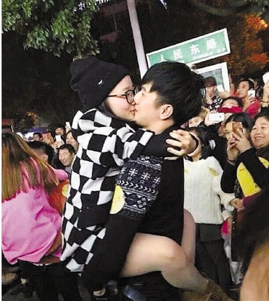 情侣热吻比赛被城管叫停：太乱 围观者都上树了