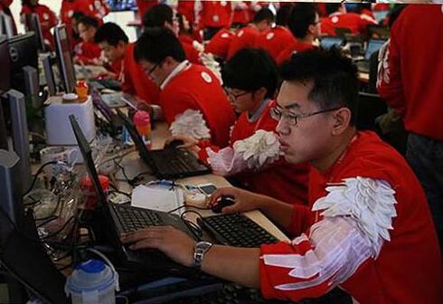 天猫双十一交易额破571亿 员工集体穿翅膀卫衣被指盗版(图)