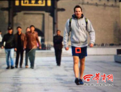 看着都冷！ 澳洲小伙大冬天穿短裤游南门