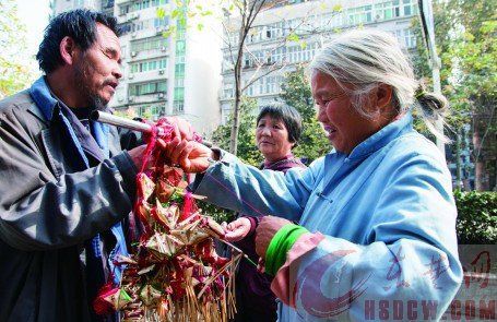 一个过路市民在挑选高广林做的香包。