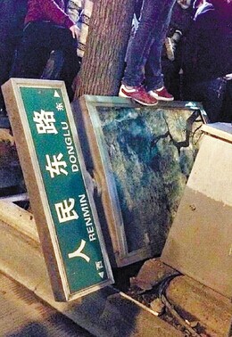 情侣热吻比赛火热到惊动城管 吻40分未分胜负