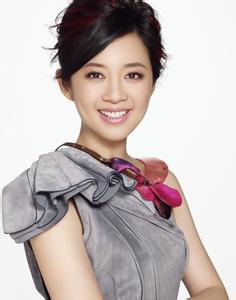 许戈辉:昔日:央视《正大综艺》栏目主持人,如今:凤凰卫视签约主持