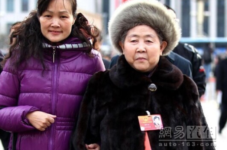 老干妈获国家奖励4排连号车牌 拥有价值500多万元车