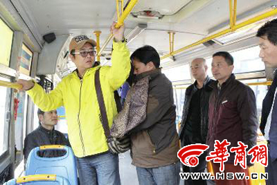 西安市民当“反扒民警” 公交站牌处发现可疑人物