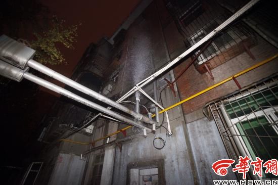 供电设备爆炸供暖管破裂 住宅楼挂水帘