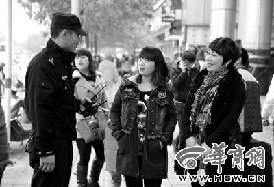 西安火车站巡警每天指路上千回 公交路线倒背如流