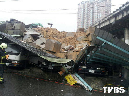 台湾新北市泥石流 半个铁皮停车场遭埋（图）
