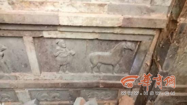 挖掘机司机发现古墓 下车拍照后继续毁坏