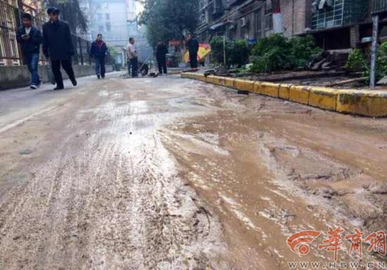 仪表厂社区自来水管道破裂  水漫家属院