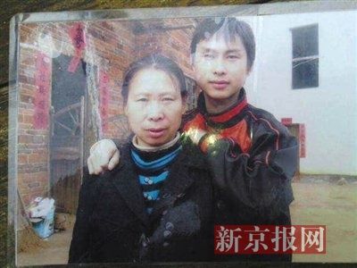 罗运英生前和儿子合照。家属供图
